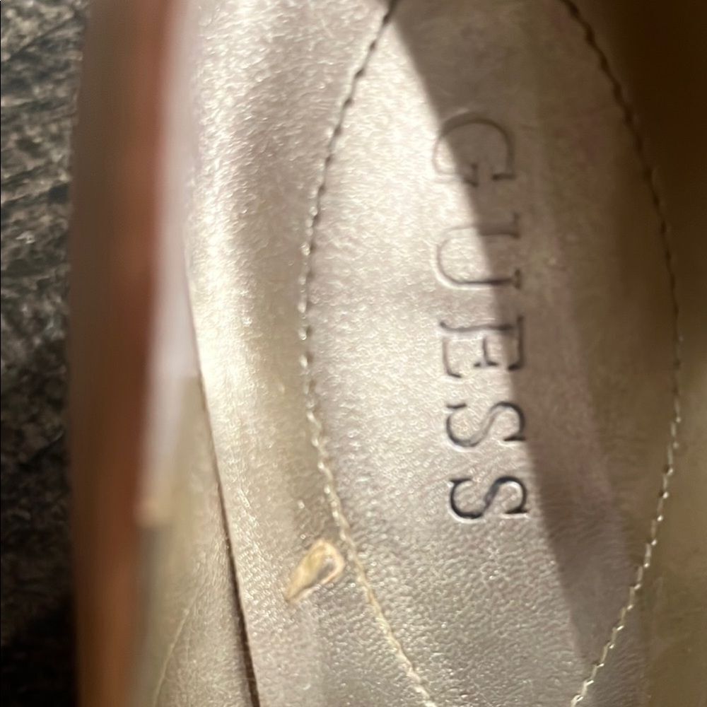 Vintage Guess Tan leather Wedges with Chic ornated emblem on the toe. - Picture 4 of 5